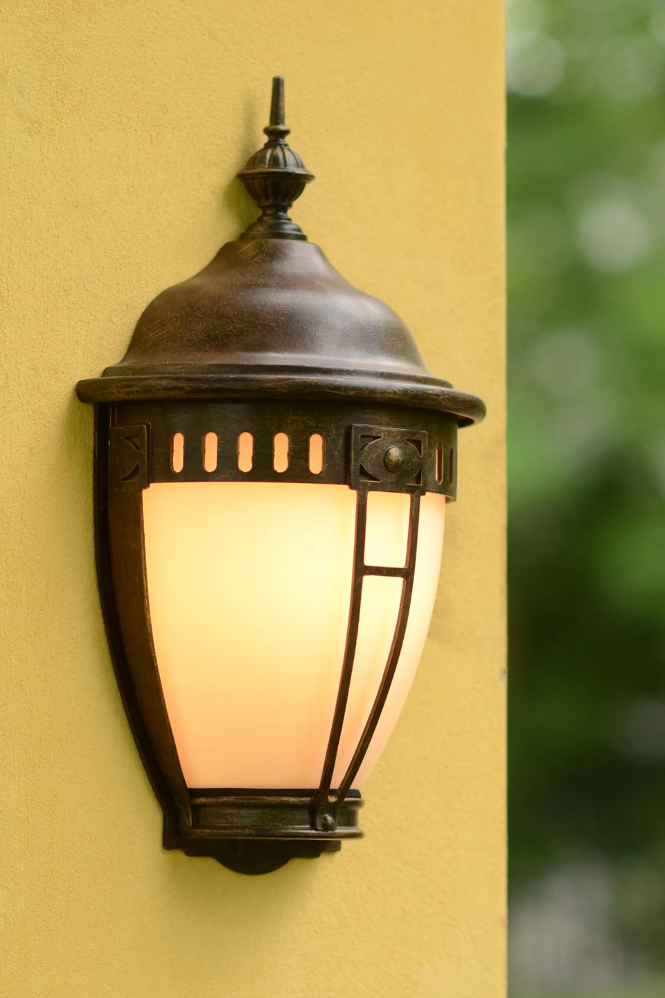 Applique D'extérieure En Verre Opale Et Fer Forgé