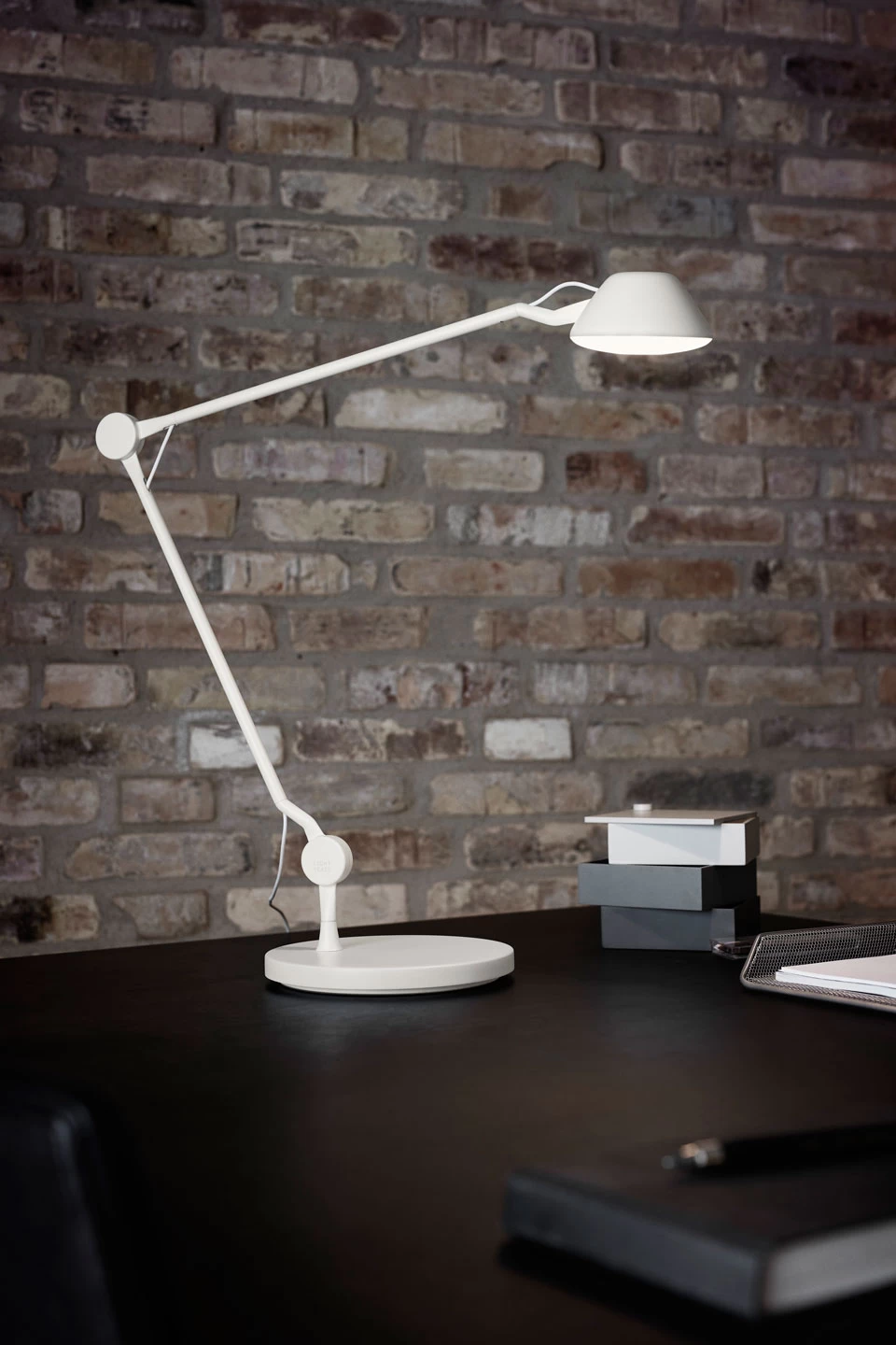 Fritz Hansen AQ01 Lampe De Table Articulée Blanche Avec Socle