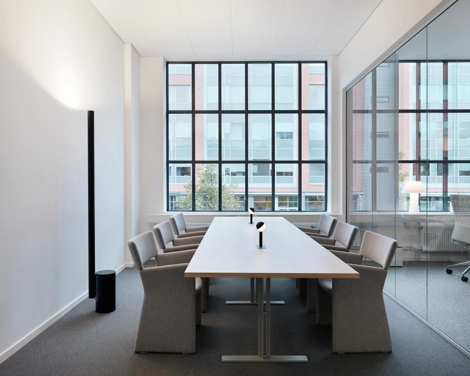 Alto Lampadaire Noir Minimaliste à éclairage Indirect – Image 3