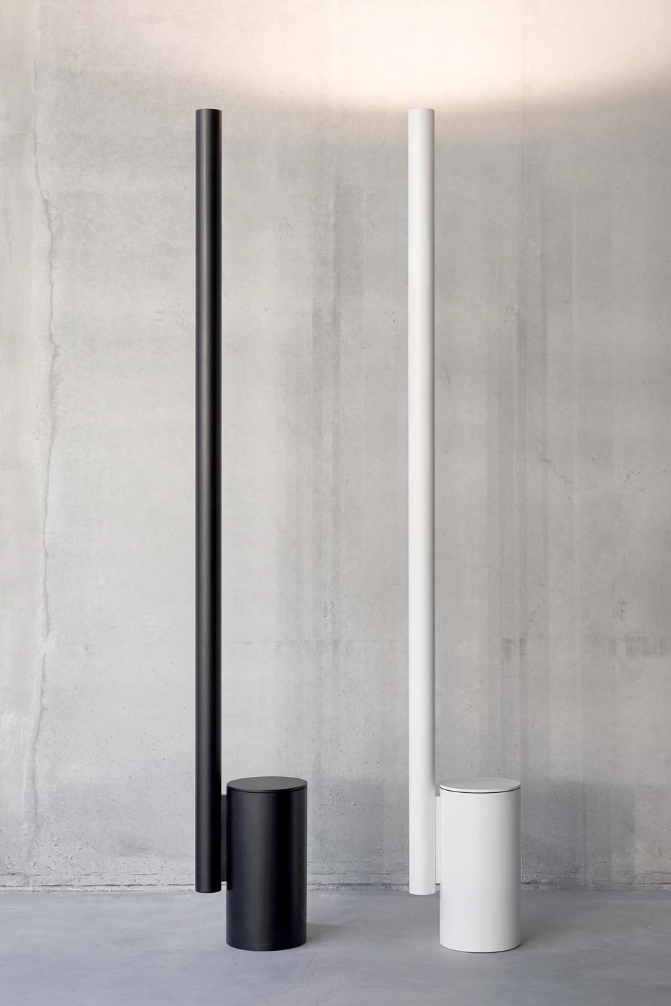 Alto Lampadaire Noir Minimaliste à éclairage Indirect – Image 4