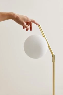 Endo Lampadaire Rétro En Laiton Satiné Et Boule De Verre Opale Blanc