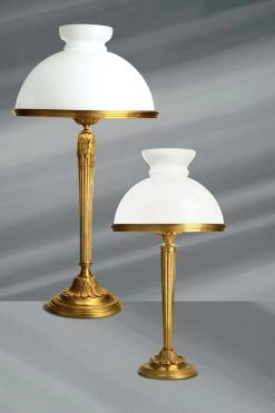 Grande Lampe De Style Louis XVI Avec Abat-jour En Verre Opale Et Bombé