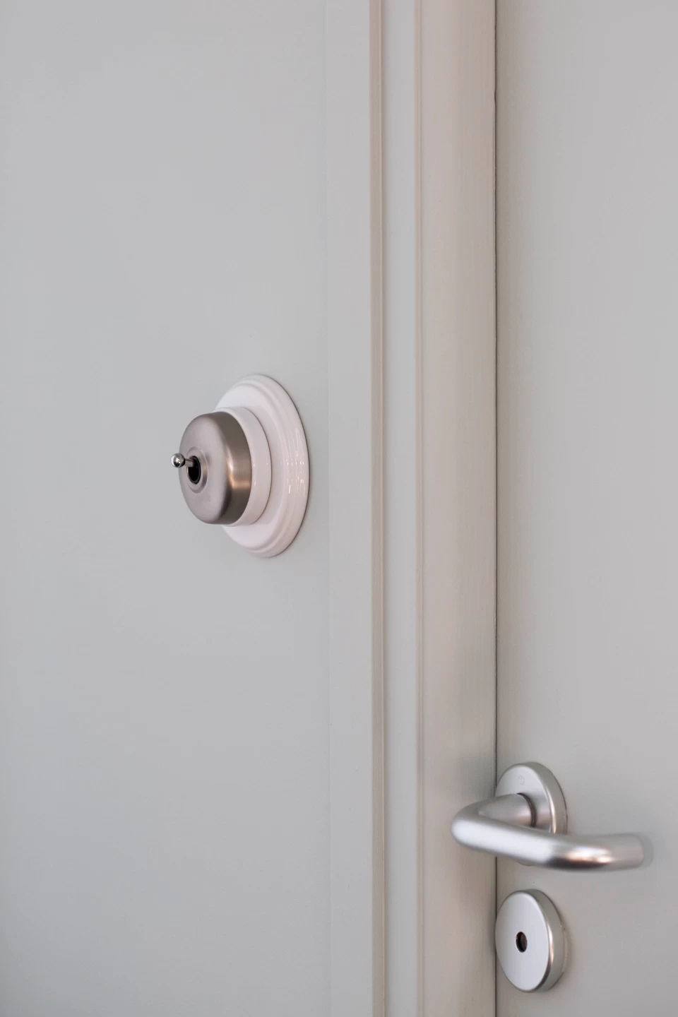 Interrupteur Rétro En Porcelaine Et Métal Satiné, Cadre En Porcelaine Blanche Dimbler – Image 3