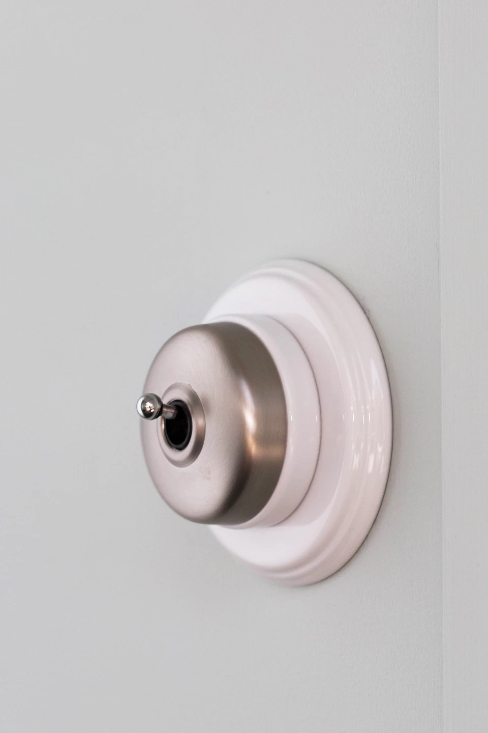 Interrupteur Rétro En Porcelaine Et Métal Satiné, Cadre En Porcelaine Blanche Dimbler