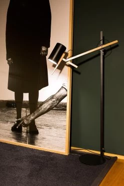 Marset Lampadaire Noir Design En Métal Et Bois Scantling