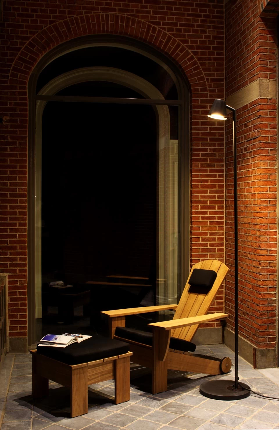 Lampadaire D'extérieur Parker Flood En Laiton Antique – Image 2