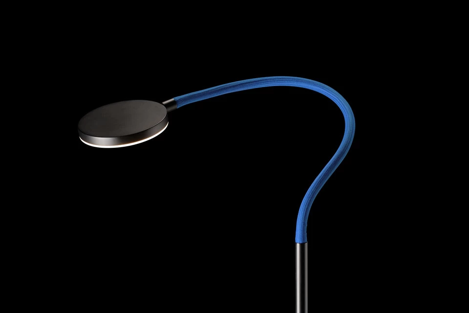 Lampadaire Nova Flex Noir Et Bras Flexible Bleu – Image 2