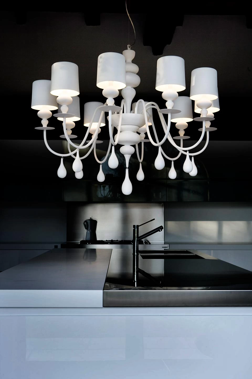 Lustre Eva Dix Lumières En Résine Et Polyuréthane Laqué Blanc Mat – Image 2