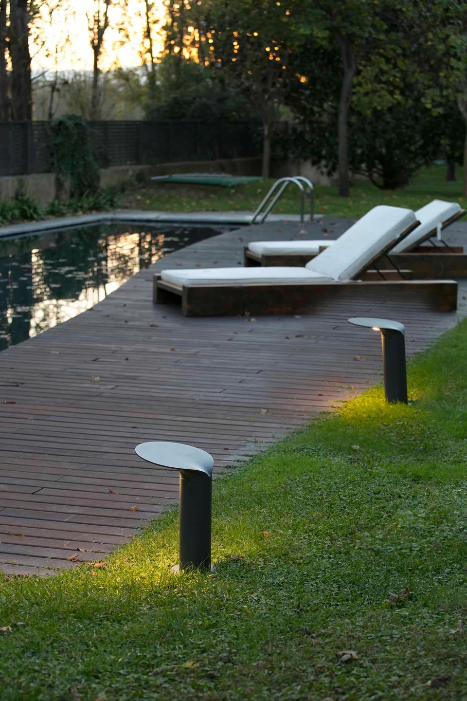 Balise Lotus En Aluminium Gris Anthracite Petit Modèle – Image 3