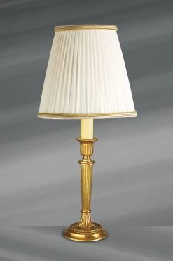 Petite Lampe Louis XVI En Bronze Doré, Abat-jour Blanc Plissé Orné De Galons