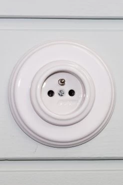 Prise électrique Avec Terre En Porcelaine Blanche Garby Colonial