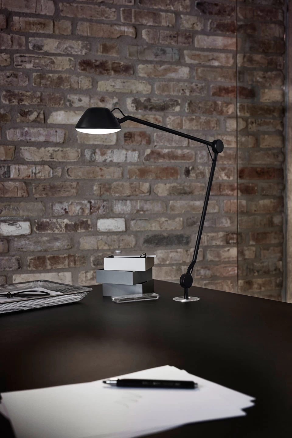Fritz Hansen AQ01 Lampe De Bureau Articulée Noire Plug-in – Image 2