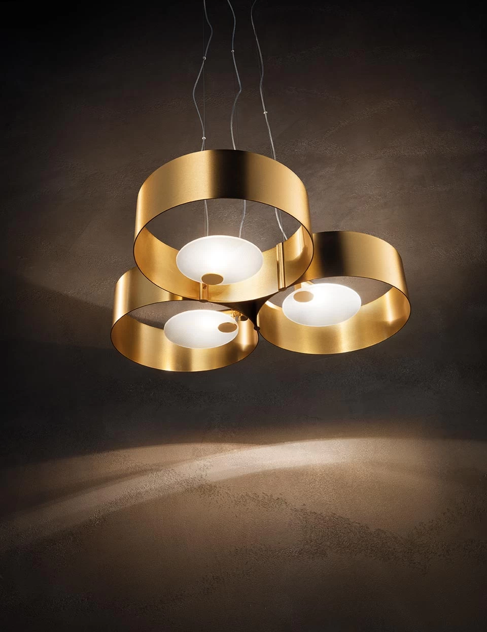 Suspension Avec 3 Anneaux Dorés Et Diffuseur En Verre Blanc Sound