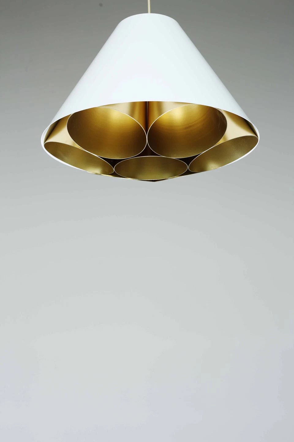 Suspension Conique En Métal Blanc Et Or